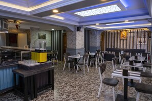 Serveert ontbijt en diner