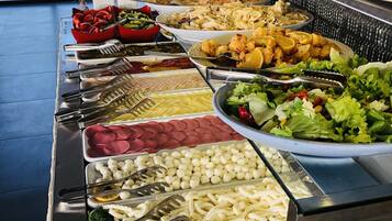 Petit déjeuner et dîner servis sur place