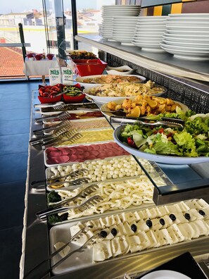 아침 식사 및 저녁 식사 제공