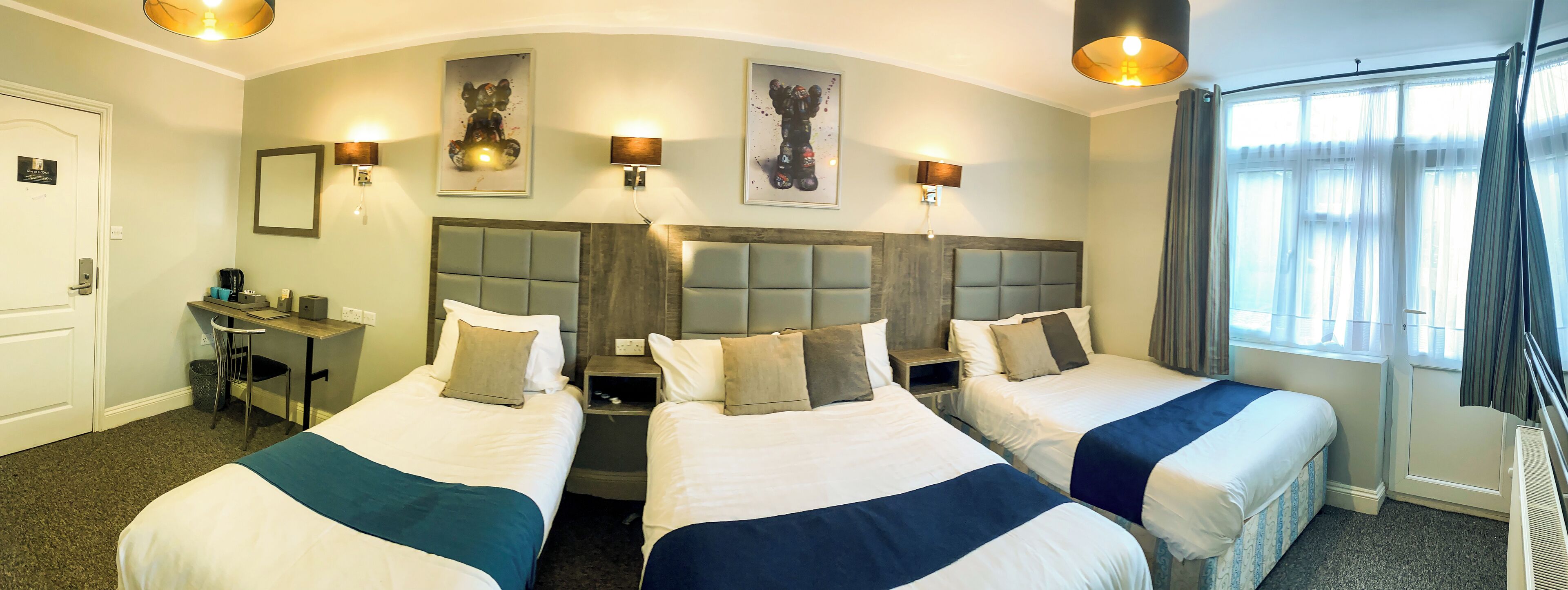 Habitación familiar, baño privado | Decoración individual, mobiliario individual, escritorio