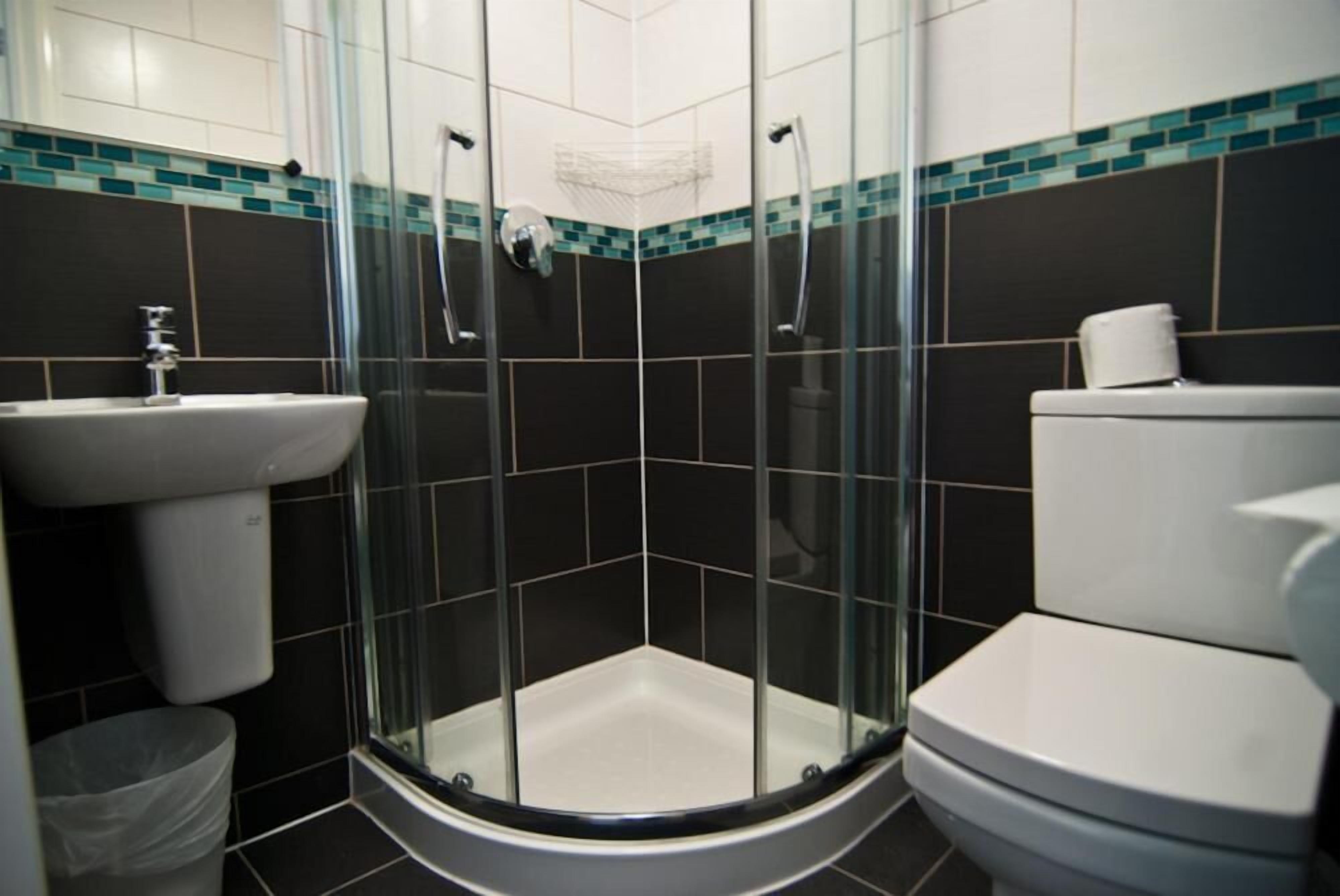 Kostenlose Toilettenartikel, Haartrockner, Handtücher