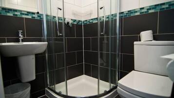 Kostenlose Toilettenartikel, Haartrockner, Handtücher