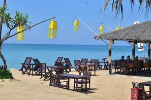 Frühstück, Mittagessen, asiatische Küche, Blick auf den Strand 