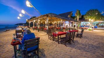 Ontbijt, serveert lunch, diner, Aziatische gerechten, stranduitzicht