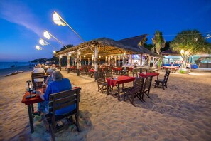 供应早餐、午餐和晚餐，亚洲菜，海滩景观