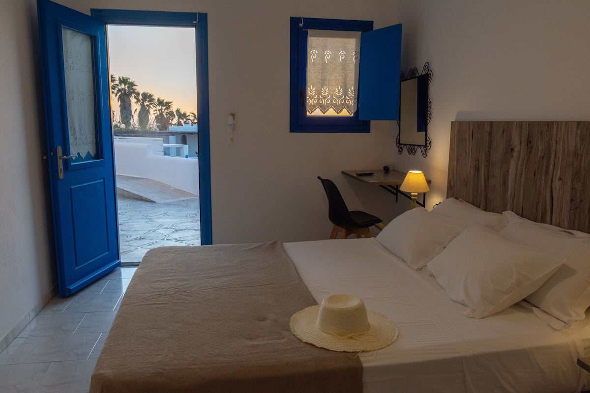 deluxe double room, balcony, sea view | 1 bedroom, in-room safe, soundproofing, iron/ironing board