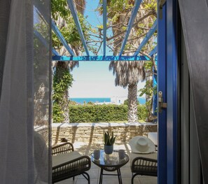 Deluxe Double Room with Sea View | Terrace/patio - Fragoulis Village (Paros)