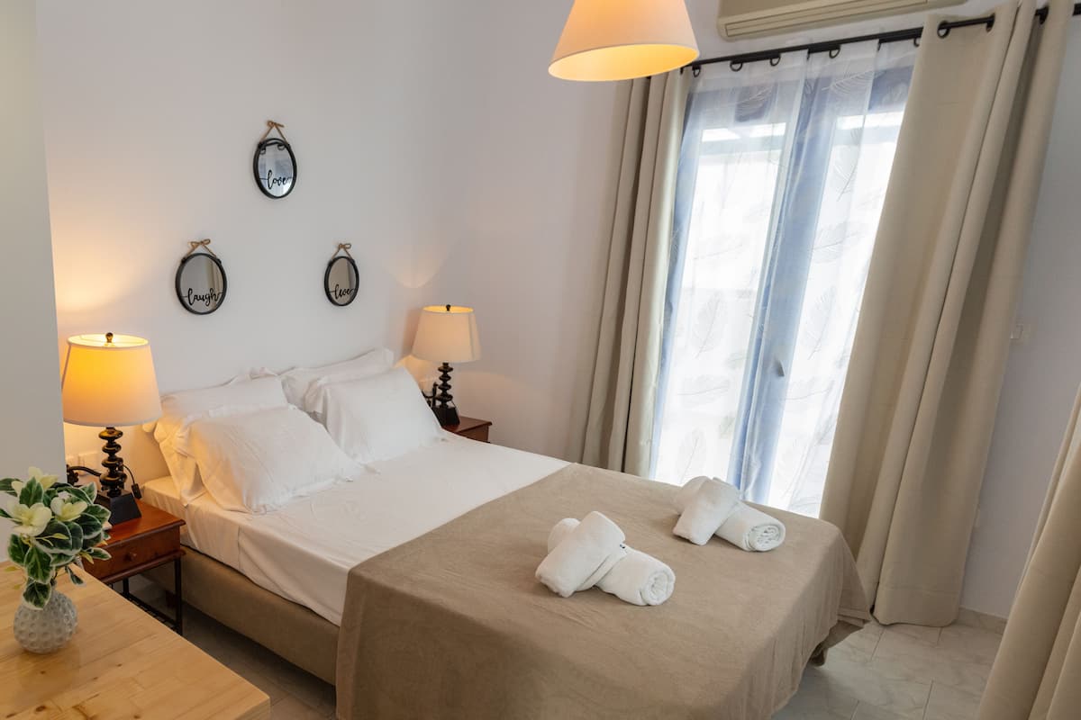 Junior Suite, Sea View | 1 bedroom, in-room safe, soundproofing, iron/ironing board