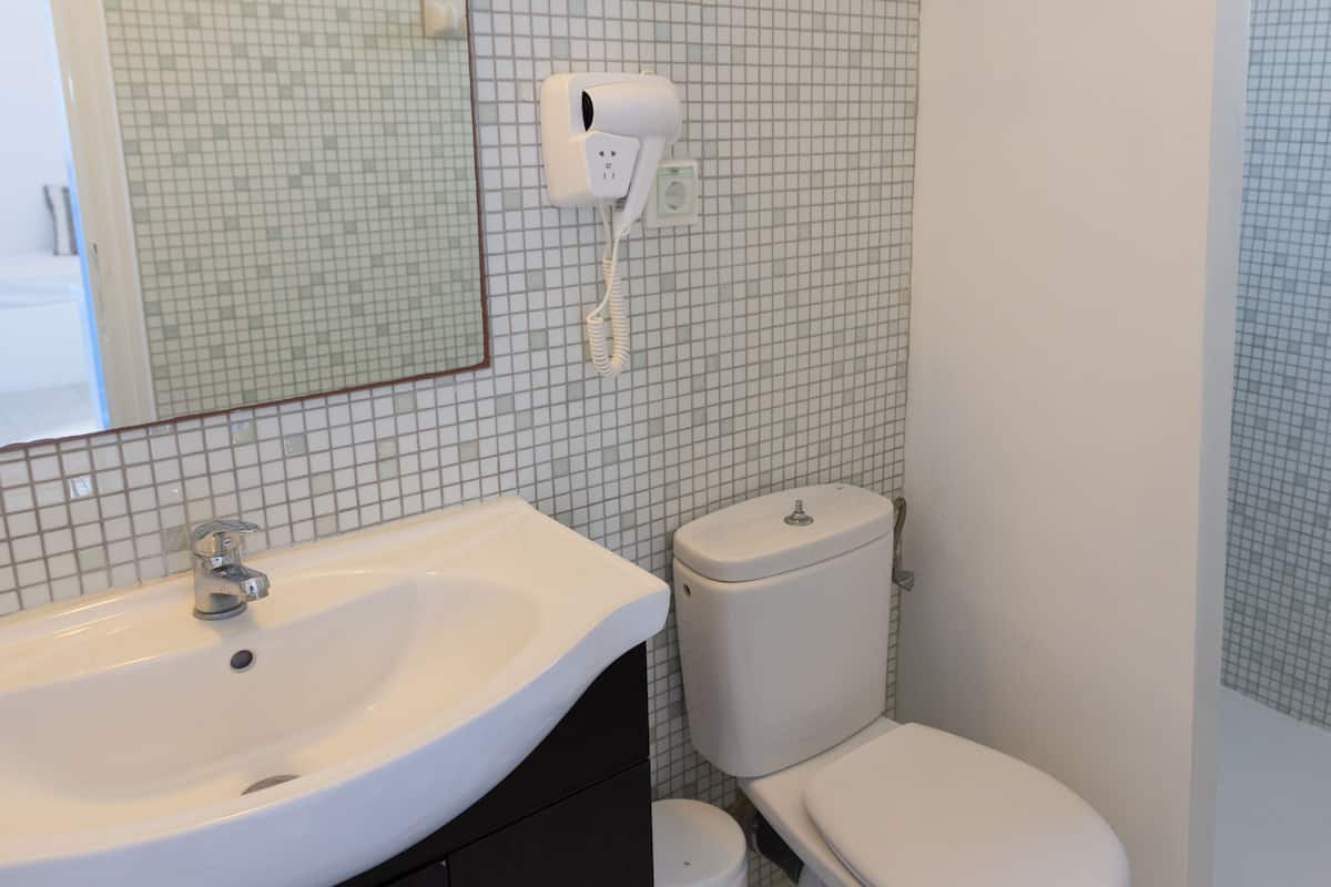 family room, balcony, sea view | bathroom | shower, hair dryer, towels, soap