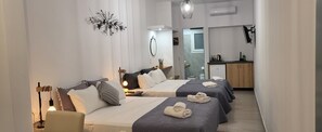Open Plan Room with Pool View | In-room safe, soundproofing, iron/ironing board, free WiFi - Fragoulis Village (Paros)