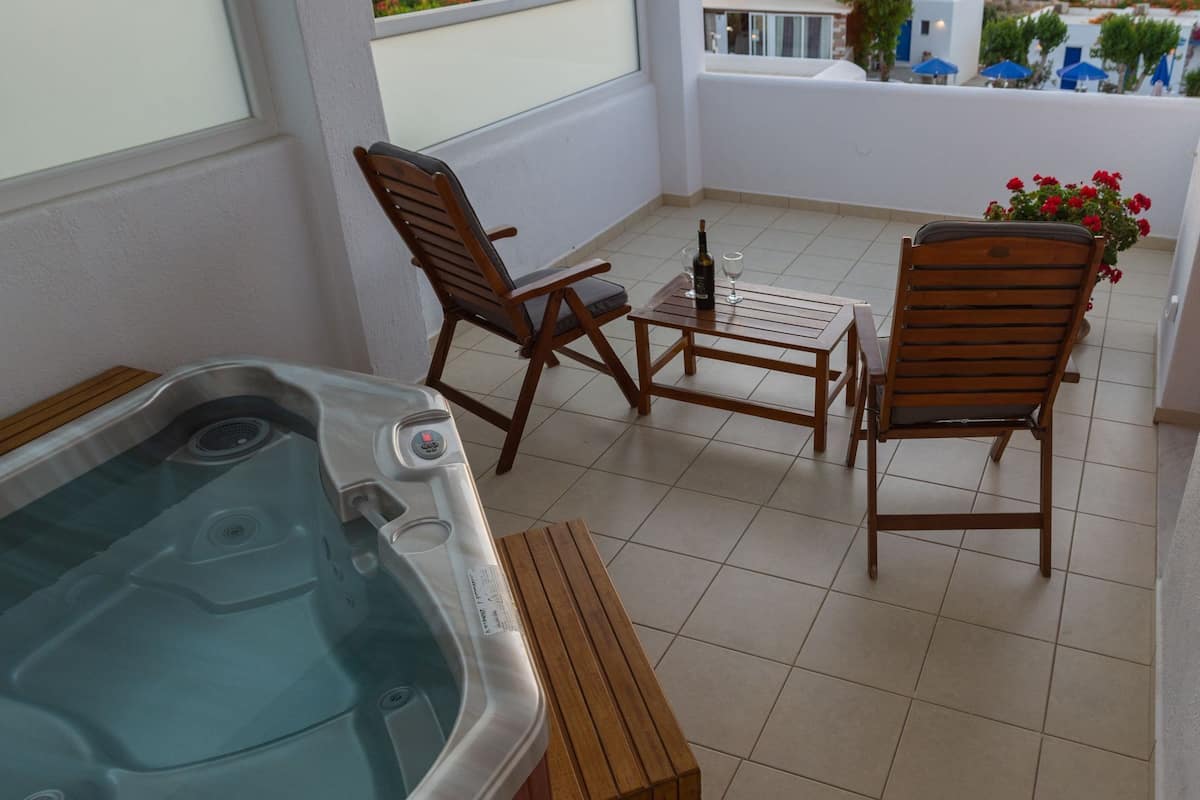 Junior Suite with private balcony with Sea View and Jetted tub