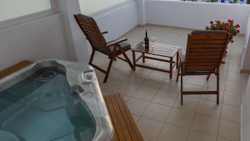 Junior Suite with private balcony with Sea View and Jetted tub | In-room safe, soundproofing, iron/ironing board, free WiFi