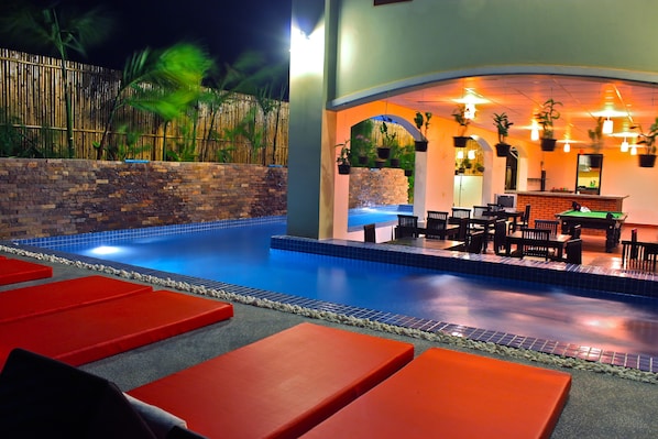 Piscine extérieure, parasols de plage