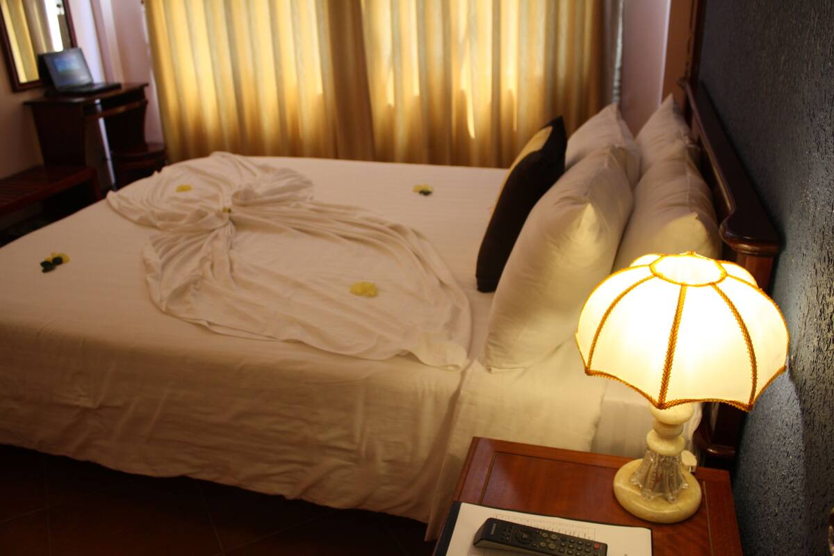 Minibar, in-room safe, desk, free WiFi