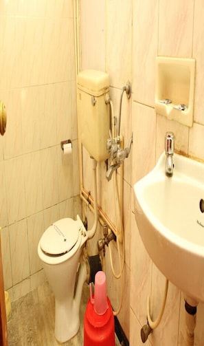 Super Deluxe Room | Bathroom | Shower, rainfall showerhead, free toiletries, towels