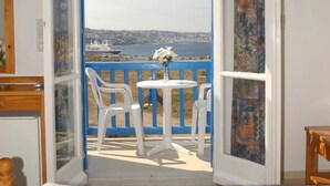 Ein Zimmer mit Bett, Fenster und Meerblick.