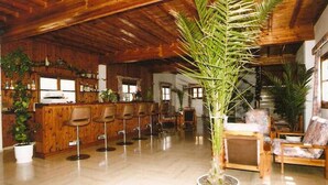 Eine Bar mit Holztresen und mehreren Barhocker.