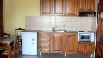 Studio for 2 people | 私人小型廚房 | 雪櫃、焗爐、爐具、咖啡機/沖茶器