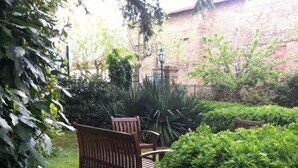 A bench in a garden with lavender plants. - Villa della Certosa (Gambassi Terme)