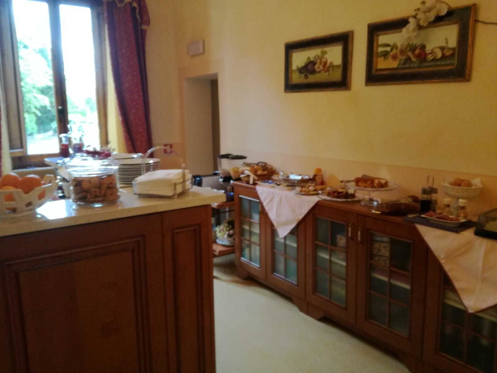 Ein Buffet mit verschiedenen Speisen und einem Fenster mit Vorhängen.