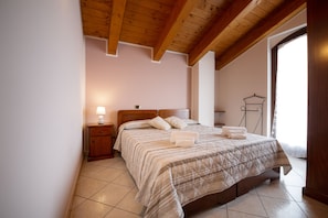 Standard Apartment, 3 Bedrooms, 2 Bathrooms (3-7 persone) | Sábanas italianas Frette y ropa de cama de alta calidad 