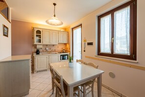 Refrigerador con congelador, microondas y parrilla de estufa 