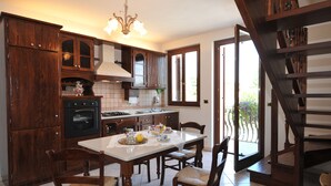 Standard Apartment, 3 Bedrooms, 2 Bathrooms (3-7 persone) | Cocina privada