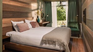 Un dormitorio moderno con una cama grande, un escritorio y vistas al exterior.