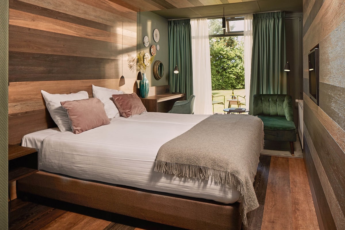 comfort double or twin room | premium bedding, desk, cots/infant beds, rollaway beds