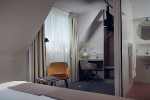 Standard-Doppel- oder -Zweibettzimmer | Hochwertige Bettwaren, Schreibtisch, Babybetten, Zustellbetten
