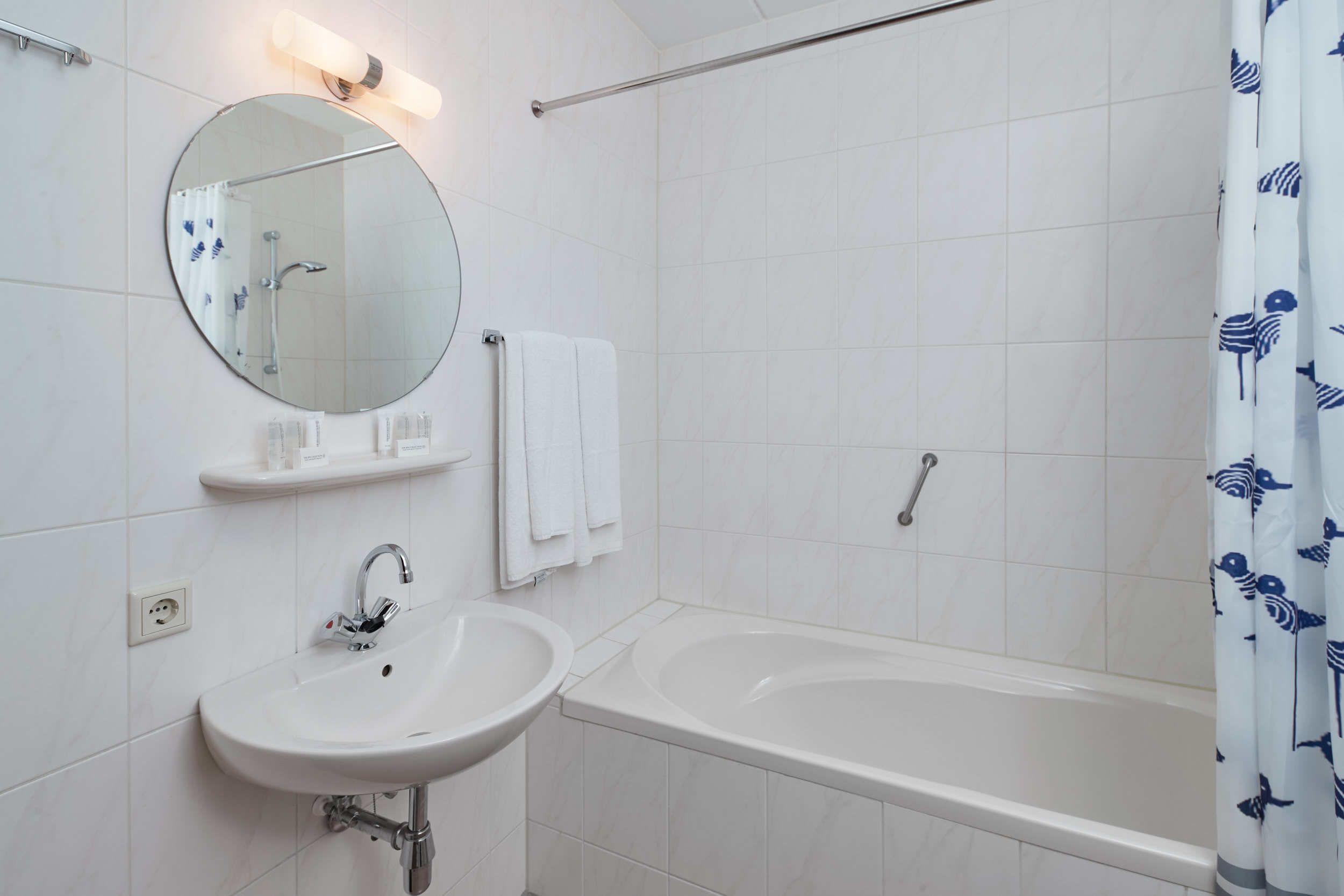 comfort double or twin room, bathtub | deep-soaking bathtub