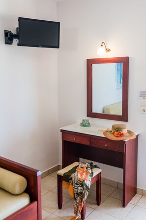 Leilighet, ved strandkanten | Safe på rommet, individuelt innredet, skrivebord og blendingsgardiner