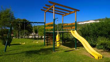 Área de juegos infantiles al aire libre