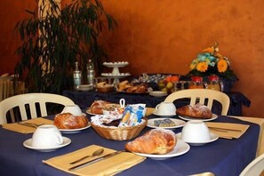 Free daily buffet breakfast  - Hotel Turismo (Bernalda)