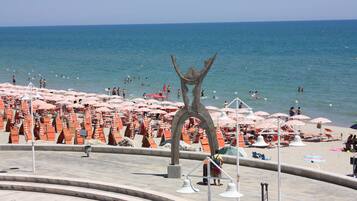 NĂ€ra stranden, solstolar, parasoller och volleyboll