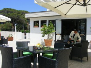 Lunch and dinner served, seafood