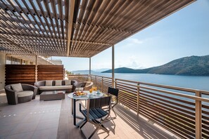 Deluxe loft | Een minibar, een kluis op de kamer, een bureau, verduisterende gordijnen