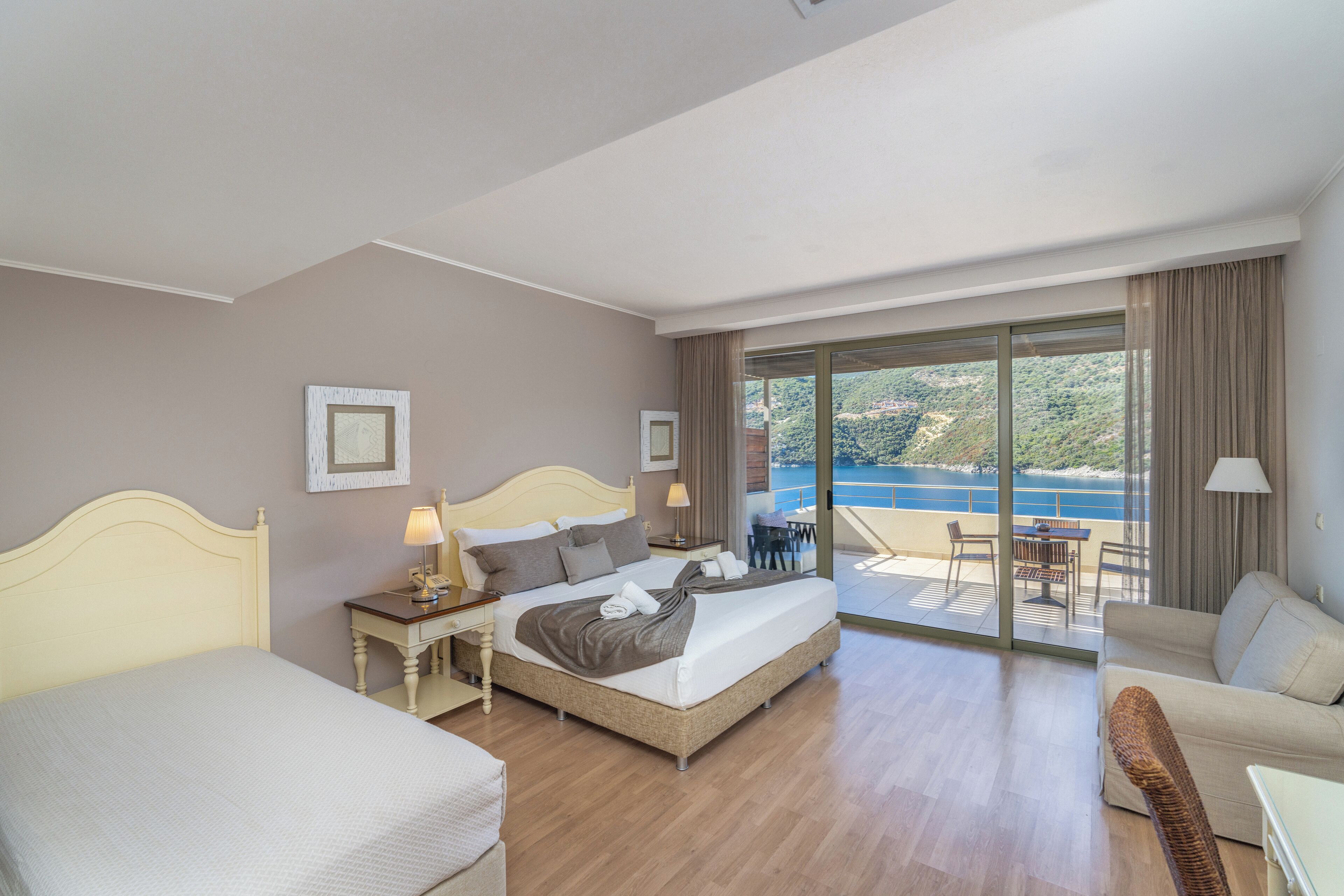 deluxe suite | 1 bedroom, minibar, in-room safe, desk