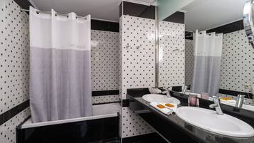 Deluxe Suite | Minibar, in-room safe, desk, blackout curtains