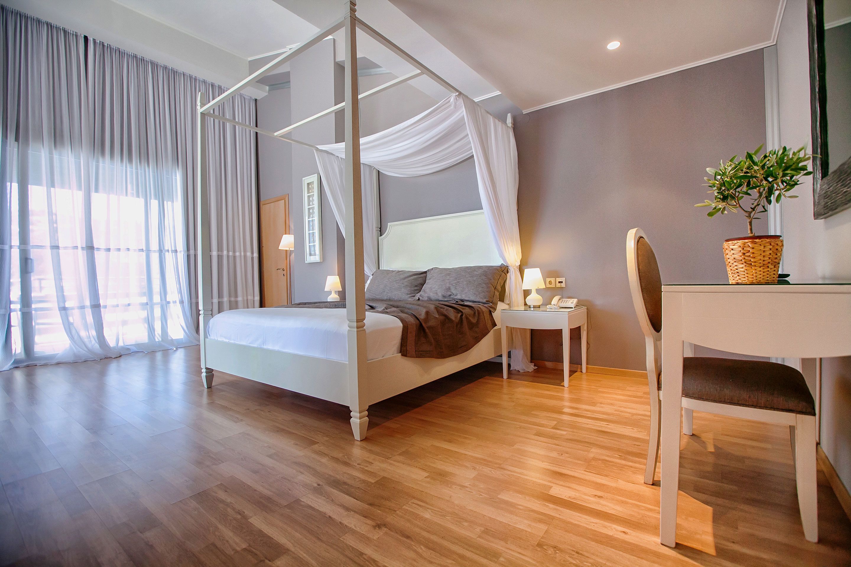 deluxe suite | 1 bedroom, minibar, in-room safe, desk