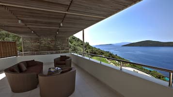 Deluxe Suite | Minibar, in-room safe, desk, blackout curtains