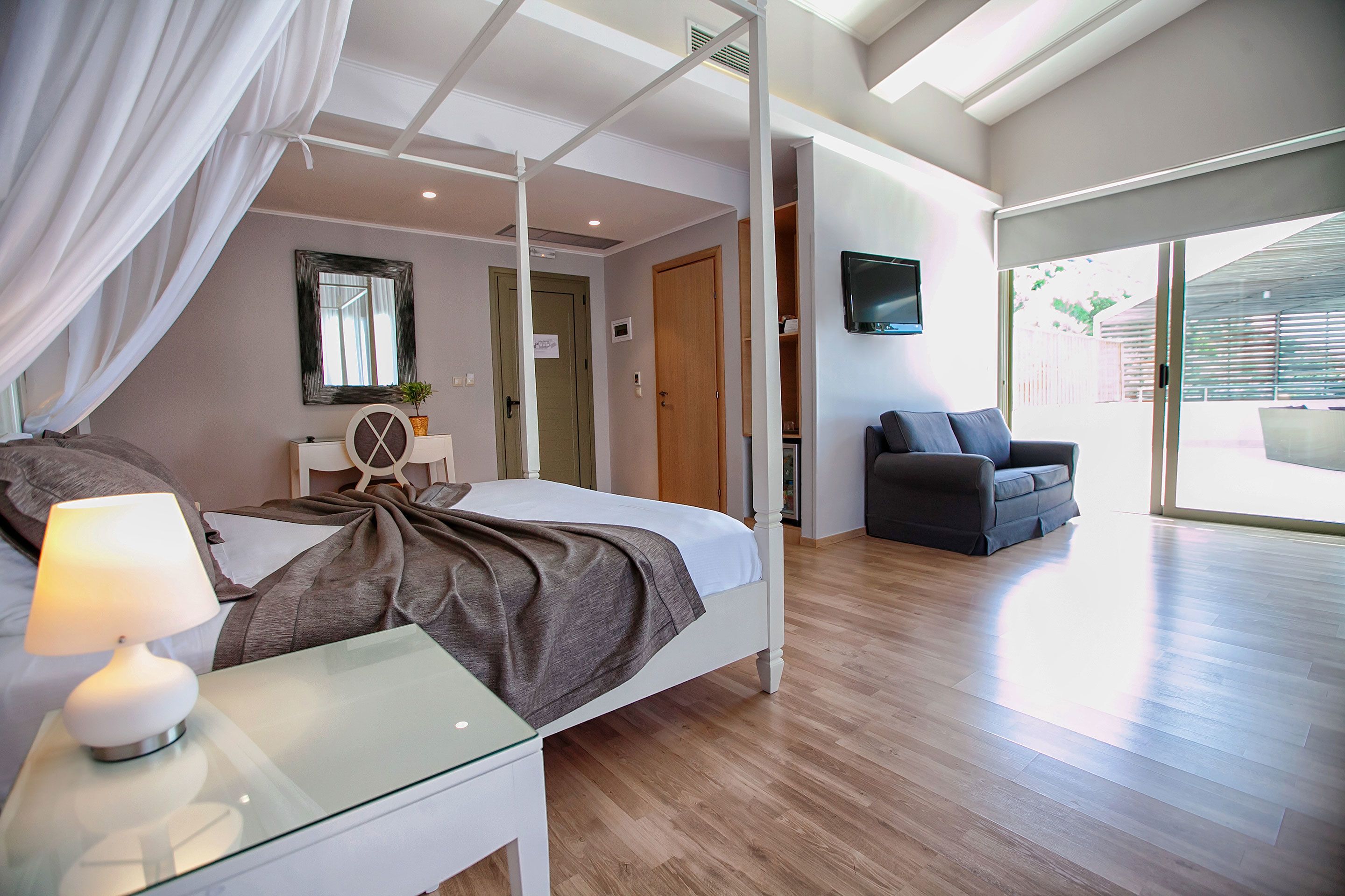 deluxe suite | 1 bedroom, minibar, in-room safe, desk