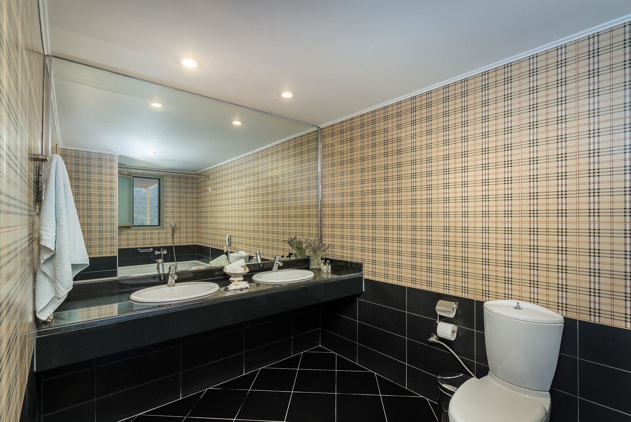 deluxe loft | bathroom | combined shower/bathtub, rainfall showerhead, designer toiletries