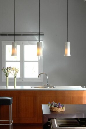 Fridge, coffee/tea maker, electric kettle, cookware/dishes/utensils - loftOtel canet (Esporles)