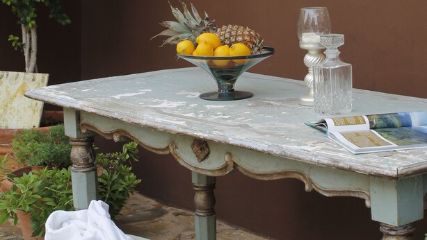 A table with a bowl of fruit, a glass, and a book. - loftOtel canet (Esporles)