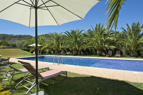 Ulkouima-allas, aurinkotuoleja