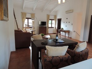 Ullakkohuoneisto, 2 makuuhuonetta, näköala pihalle | Minibaari, tallelokero huoneessa, vauvansängyt, lisävuoteet