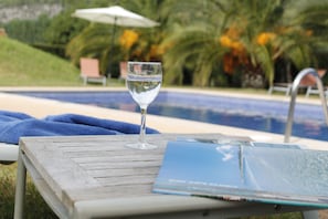 Piscine extérieure, chaises longues