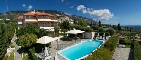 Outdoor pool, free cabanas, pool umbrellas