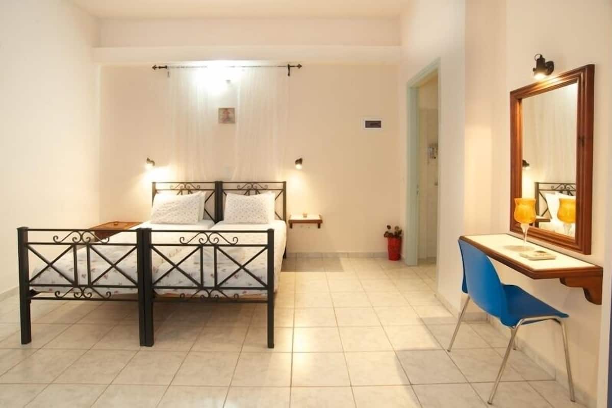 Studio, sjøutsikt (for 2 people) | 1 soverom, sengetøy av topp kvalitet og dundyner
